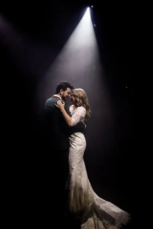 Openingsdans van Tamberly en Wouter in een spotlight