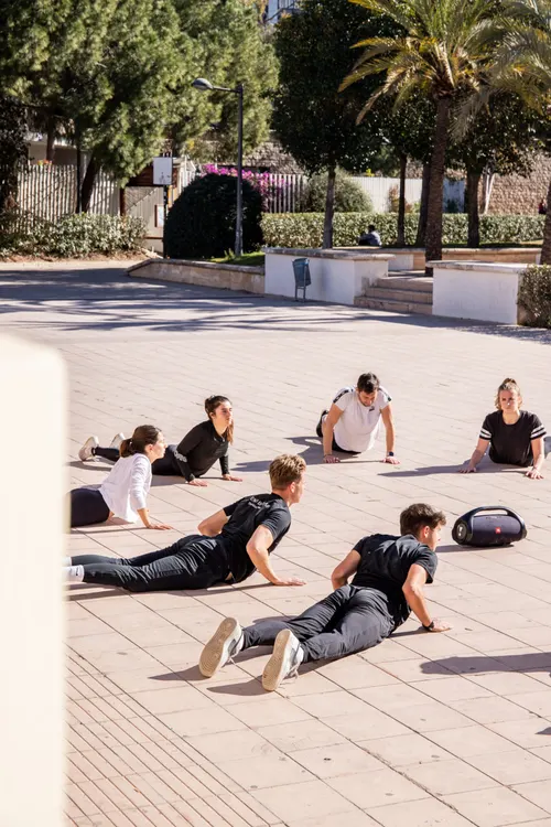 Groep doet push-ups op een plein
