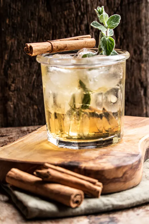 Cocktail met kaneelstokjes