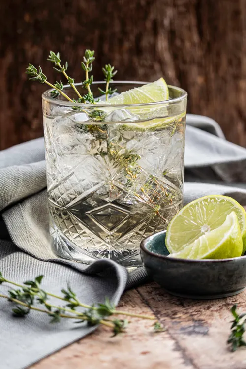 Gin-tonic met limoen en tijm