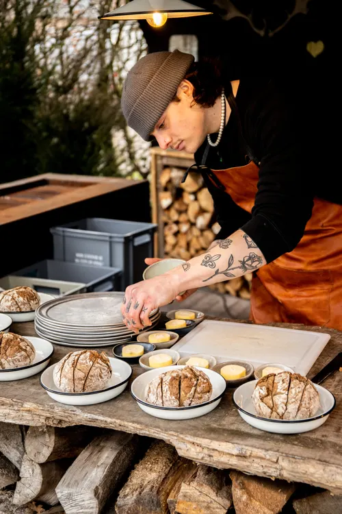 Chef die borden opmaakt tijdens een bruiloft