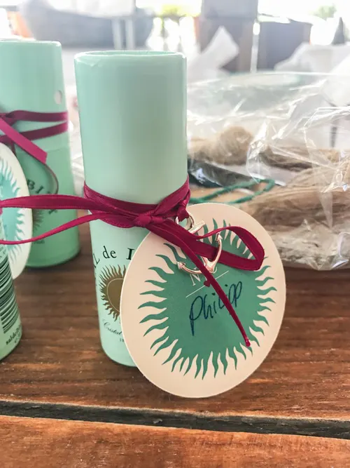 Mintgroene kaarsen met strik en naamkaartje