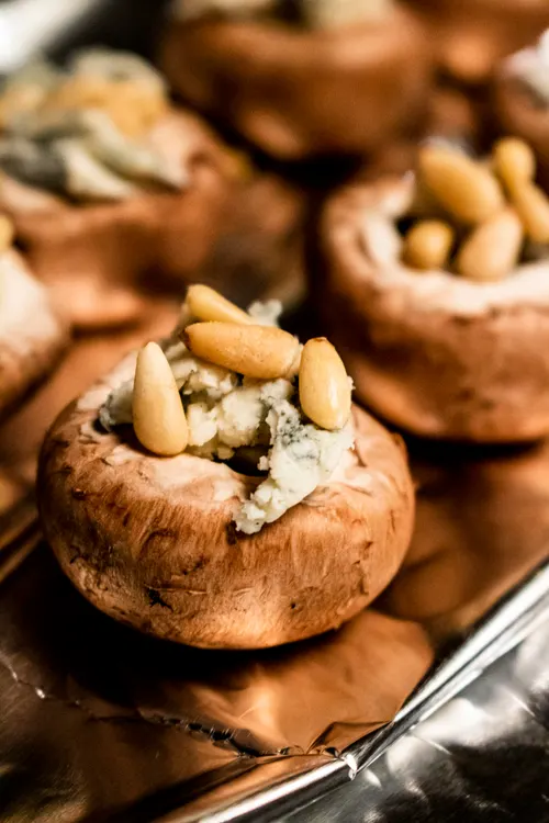 Gevulde champignons met pijnboompitten